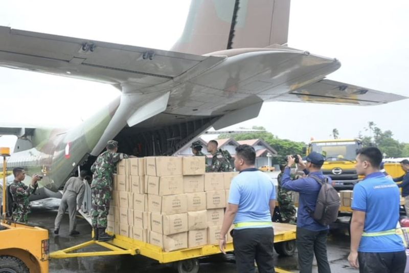 tni-kirim-logistik-untuk-tim-sar-yang-bertugas-evakuasi-atr-42-500