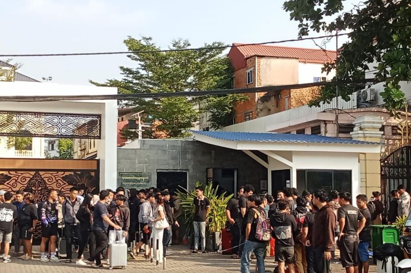 melonjak,-1.440-wni-korban-‘scam’-datangi-kbri-phnom-penh-dalam-5-hari