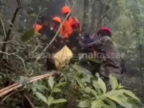 operasi-hari-ke-4,-basarnas-pastikan-seluruh-korban-kecelakaan-pesawat-maros-meninggal