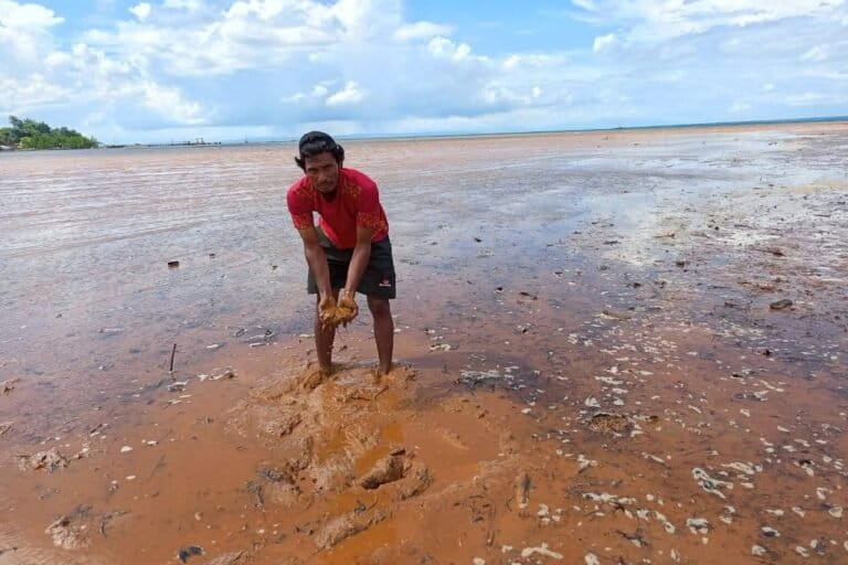 ketika-tambang-nikel-cemari-laut-dan-sawah-di-halmahera-timur