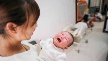 kenapa-bayi-terbangun-dan-menangis-saat-lepas-menyusui?-ini-penyebabnya
