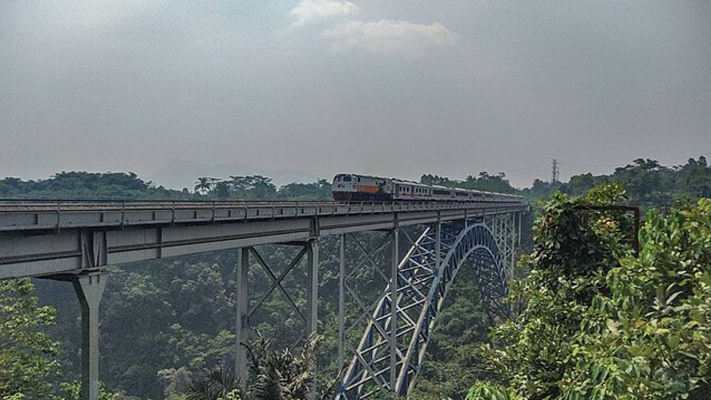 lebih-dekat-dengan-jembatan-kereta-cisomang-yang-jadi-jembatan-ka-aktif-tertinggi-di-indonesia