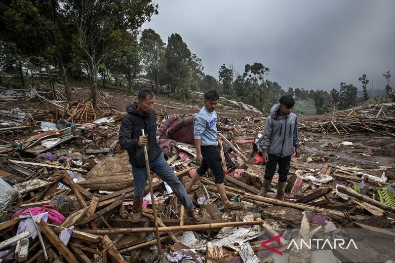 tim-sar-cari-82-warga-tertimbun-longsor-di-cisarua-bandung-barat