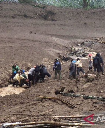 banjir-longsor-terjang-bandung-barat,-tujuh-meninggal-&-ratusan-hilang