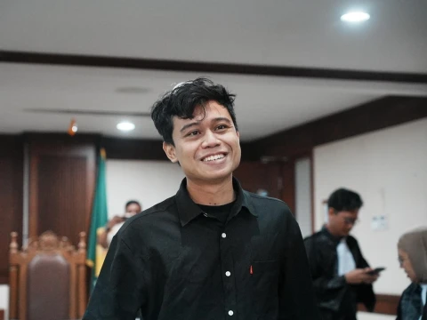 majelis-hakim-nilai-dakwaan-jaksa-tak-jelas-dan-kabulkan-eksepsi,-aktivis-khariq-anhar-bebas