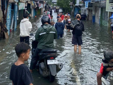 ganggu-aktifitas,-pekerja-di-jakarta-harus-rela-terobos-empat-titik-banjir