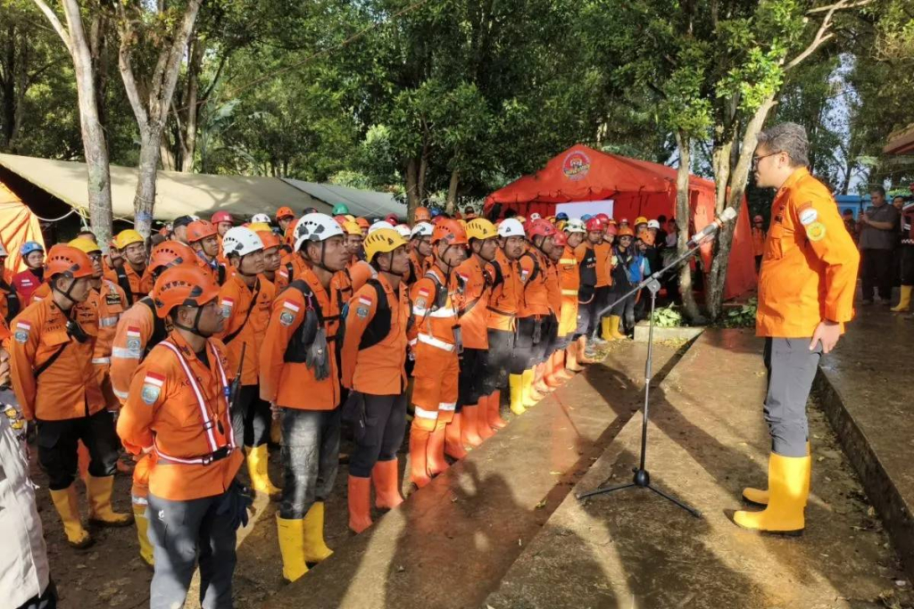 80-korban-longsor-cisarua-masih-dicari,-terkendala-cuaca-buruk