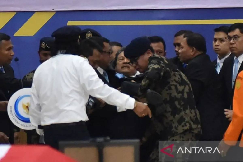 heboh!-menteri-kkp-pingsan-di-upacara-korban-pesawat-atr,-wamen:-kecapekan