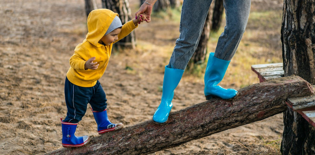 comfort-them-or-let-them-tough-it-out?-how-parents-shape-a-child’s-pain-response