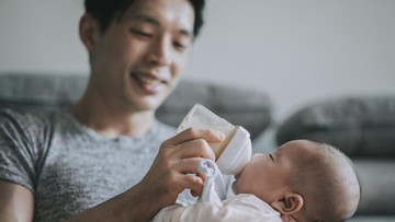 posisi-terbaik-ayah-saat-bantu-mengasihi-agar-bayi-nyaman-dan-aman