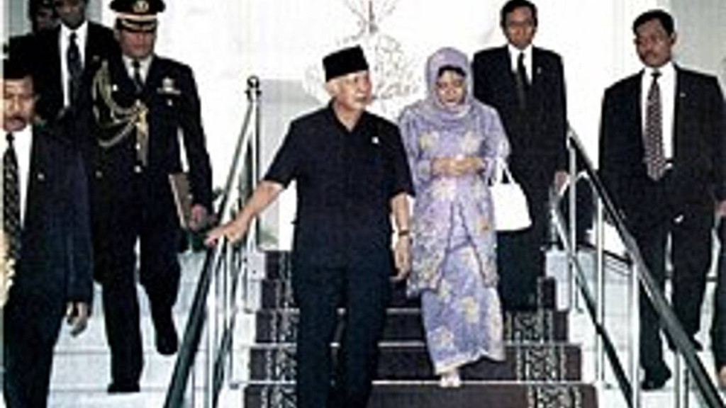 saat-soeharto-bekukan-bea-cukai-dan-serahkan-wewenang-ke-perusahaan-swiss