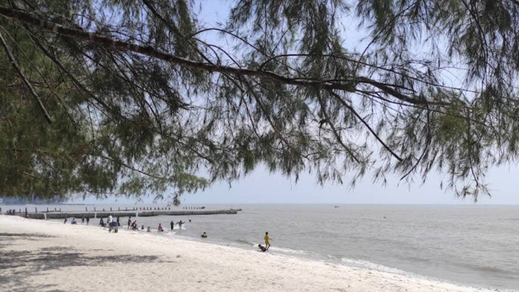 pantai-sri-mersing-serdang-bedagai,-menikmati-hamparan-pasir-putih-dan-cemara-rindang
