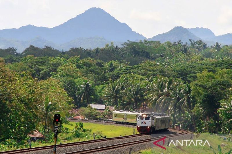 krl-palur-yogya-sempat-terhenti-di-maguwoharjo-dampak-gempa-pacitan
