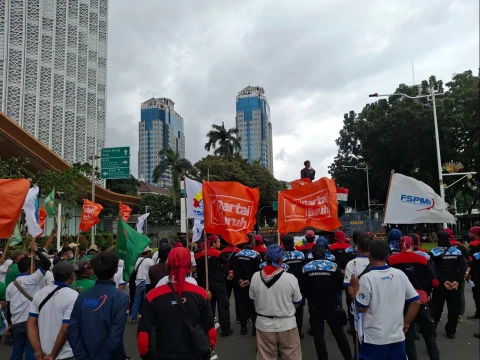 ribuan-buruh-gelar-aksi,-tuntut-revisi-upah-jakarta-jabar-dan-hentikan-phk-pt-pakerin-mojokerto