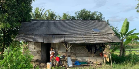 tinggal-di-sekitar-pltu,-warga-gragalan-manfaatkan-energi-surya