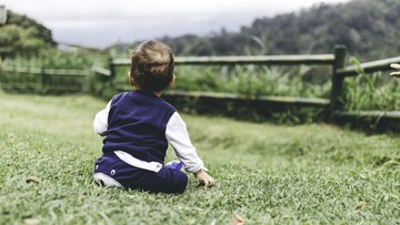 bayi-19-bulan-jatuh-dari-pintu-mobil-yang-berjalan,-ibunda-ditangkap-kepolisian