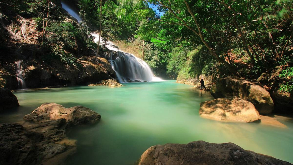 air-terjun-lapopu-sumba,-keajaiban-air-berundak-di-taman-nasional-manupeu-tanah-daru