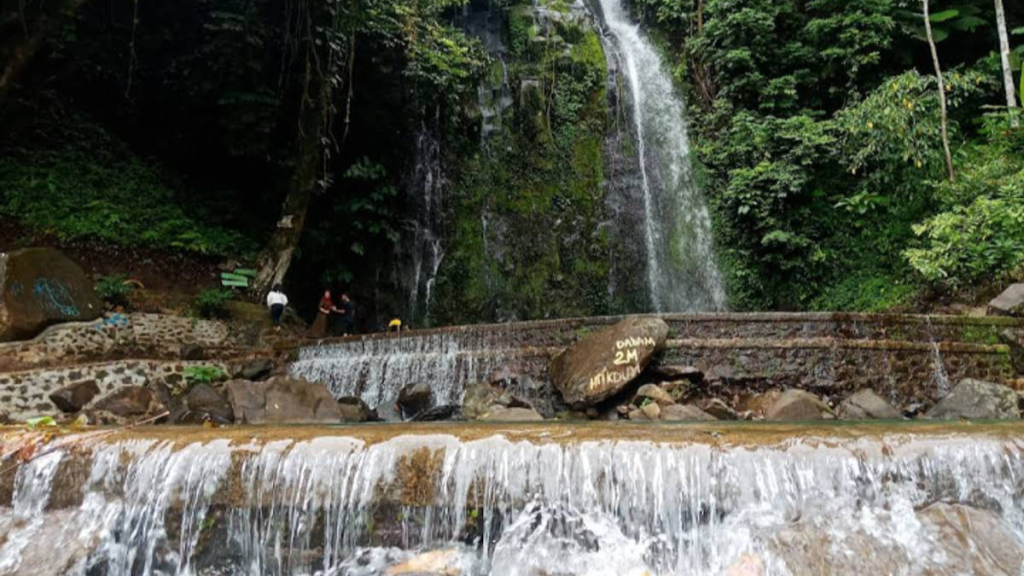 air-terjun-anglo,-eloknya-sumber-mata-air-alami-dari-gunung-pesawaran