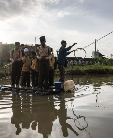warga-gunakan-rakit-akibat-jembatan-ambrol-diterjang-banjir-di-semarang