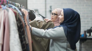 pedagang-tanah-abang-mulai-panen-cuan-berkat-tren-baju-lebaran-gamis-rompi-lepas
