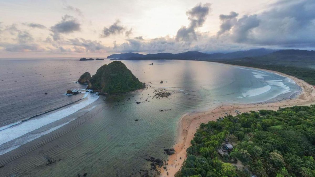 pantai-pulau-merah:-surga-tersembunyi-dengan-sunset-yang-memukau-di-banyuwangi
