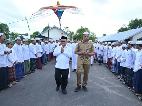 gema-shalawat-badar-sambut-mendikdasmen-saat-resmikan-14-sekolah-di-kalsel