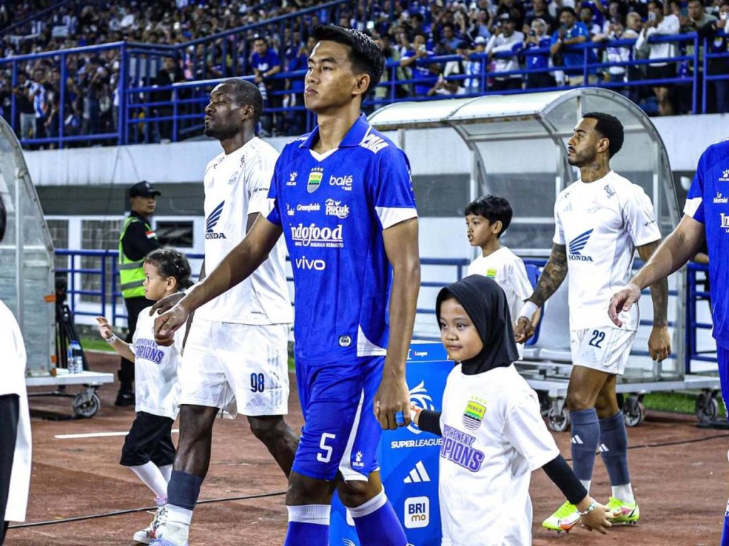 persib-juara-paruh-musim,-kakang-ingin-maung-bandung-konsisten