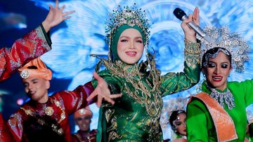 viral-aksi-siti-nurhaliza-loncat-ke-atas-panggung-saat-konser,-energik-di-usia-47-th