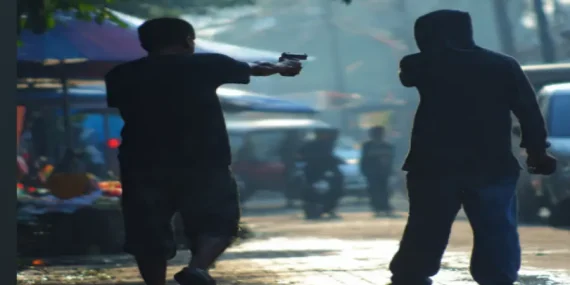 Dua Begal Bawa Benda Serupa Pistol Beraksi di Gubeng Surabaya