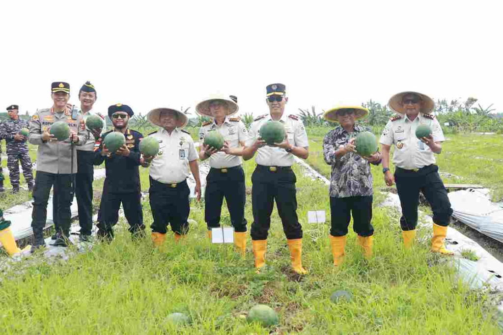 kakanwil,-wabup-mujiono-dan-kalapas-se-jatim-panen-raya-semangka-di-sea-lapas-banyuwangi