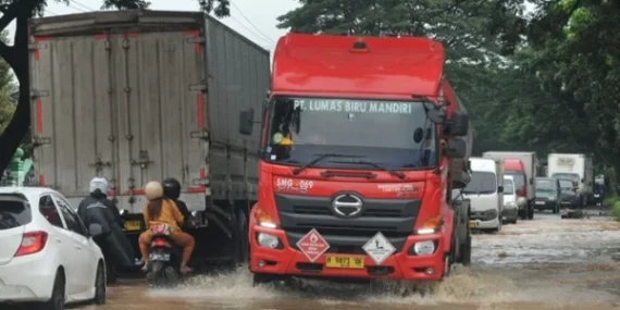 banjir-lumpuhkan-arus-logistik,-semarang–pati-ditempuh-18-jam