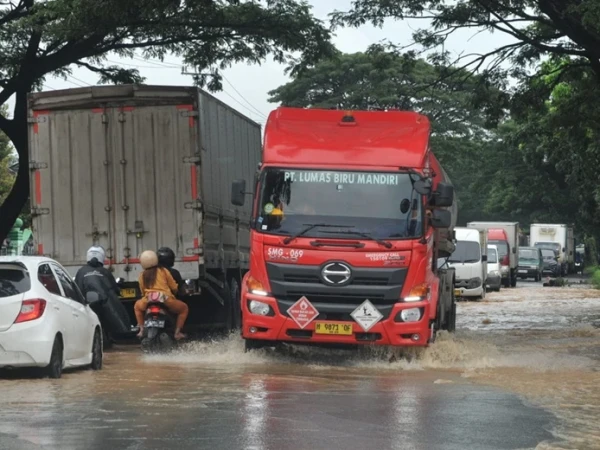 banjir-lumpuhkan-arus-logistik,-semarang–pati-ditempuh-18-jam