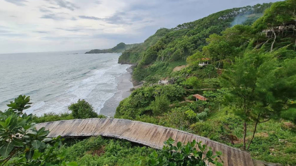 pantai-surumanis-kebumen,-tempat-bertemunya-air-terjun-dan-samudra-hindia