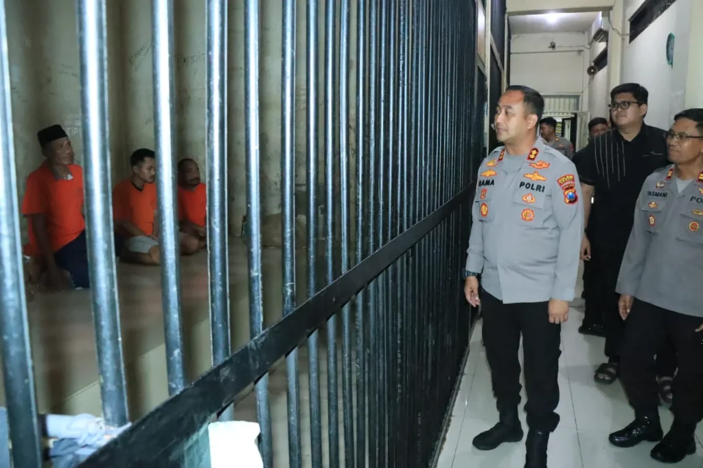 pastikan-keamanan,-kapolres-gresik-tinjau-rutan-dan-dialog-dengan-warga-binaan