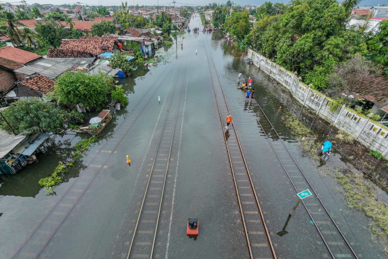 perjalanan-kereta-api-terganggu-akibat-jalur-rel-pekalongan-sragi-terendam-banjir