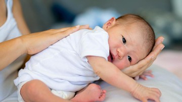 normalkah-bayi-baru-lahir-sering-cegukan?-simak-fakta-hingga-cara-menghentikannya