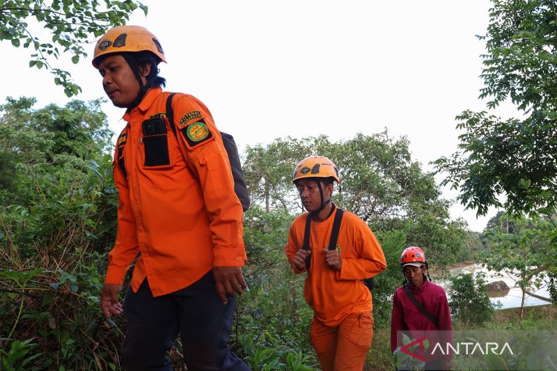 basarnas-tetapkan-radius-pencarian-1-kilometer-dari-serpihan-pesawat