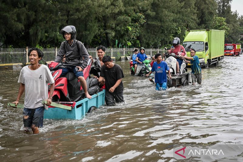dilanda-hujan-deras,-banjir-rendam-sejumlah-wilayah-di-jakarta