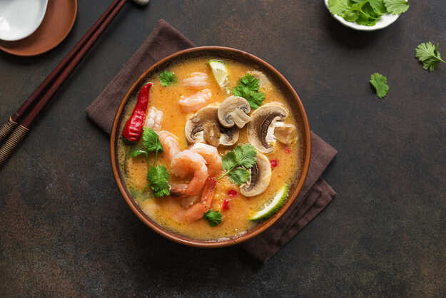 tom-yum-goong:-sensasi-sup-asam-pedas-yang-menghidupkan-setiap-suapan