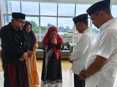 ketua-umum-pbnu-jenguk-kh-adib-rofiuddin,-ajak-doakan-kesembuhannya