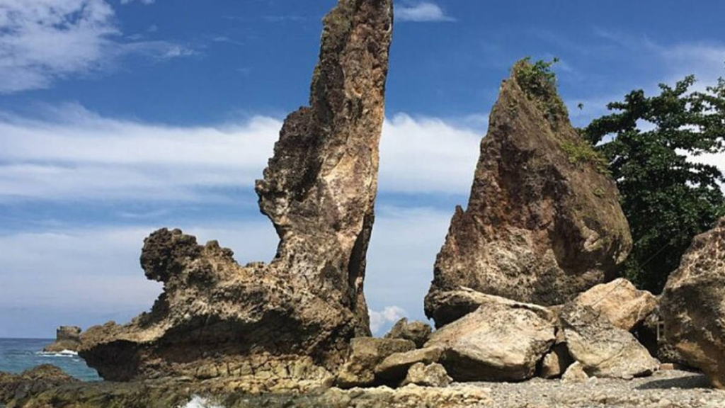legenda-asal-usul-batu-layar-di-negeri-larike,-cerita-rakyat-dari-maluku