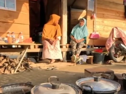 di-ujung-ketidakpastian,-warga-terdampak-bencana-bangun-gubuk-darurat-jelang-ramadhan