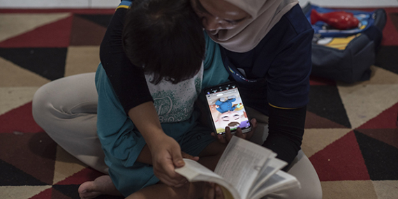 Ditinggal untuk Bertahan: Dua Generasi Anak Buruh Pabrik tanpa Daycare