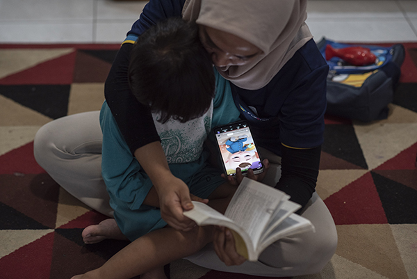 ditinggal-untuk-bertahan:-dua-generasi-anak-buruh-pabrik-tanpa-daycare