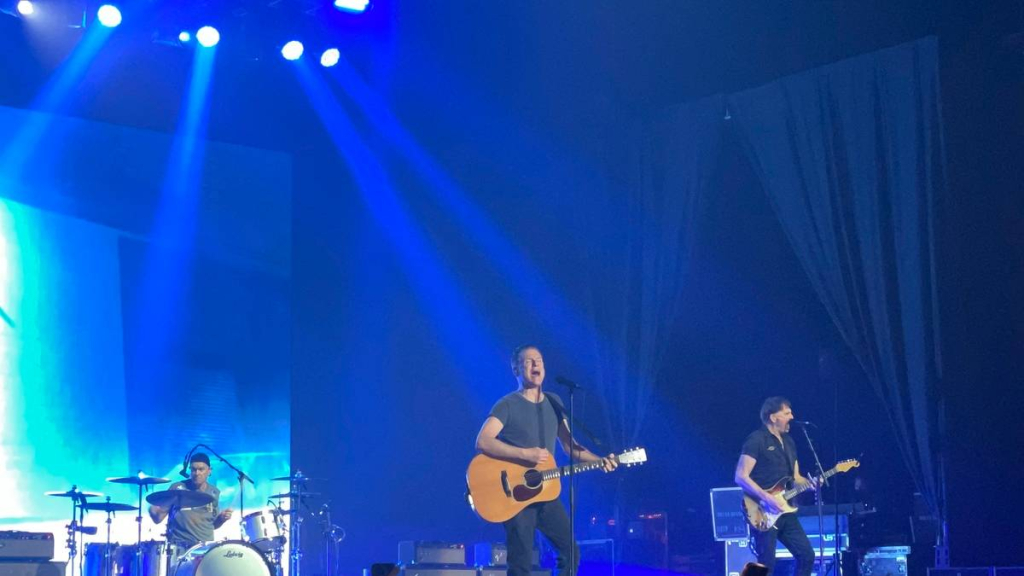 bikin-baper,-bryan-adams-guncang-jakarta-dengan-kejutan-dan-lagu-kenangan