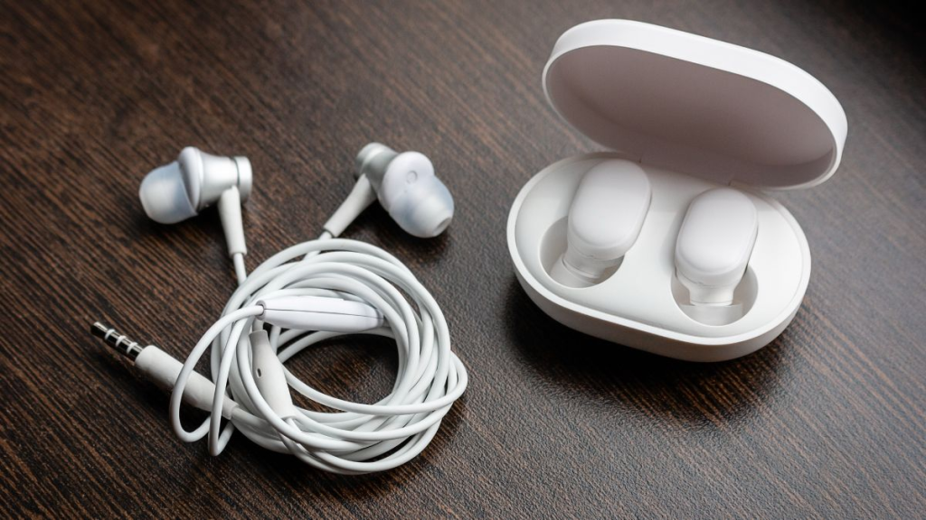 tws-mulai-ditinggalkan?-alasan-earphone-kabel-jadi-tren-lagi