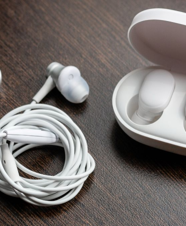tws-mulai-ditinggalkan?-alasan-earphone-kabel-jadi-tren-lagi