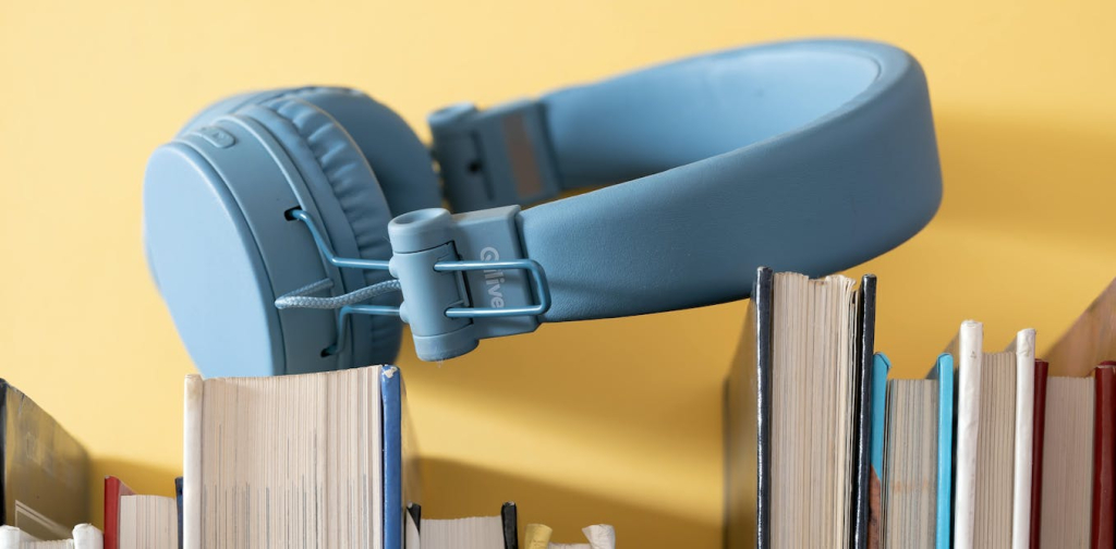 publishing-tips,-poetry-and-witty-takes-on-classics:-6-of-the-best-australian-literary-podcasts