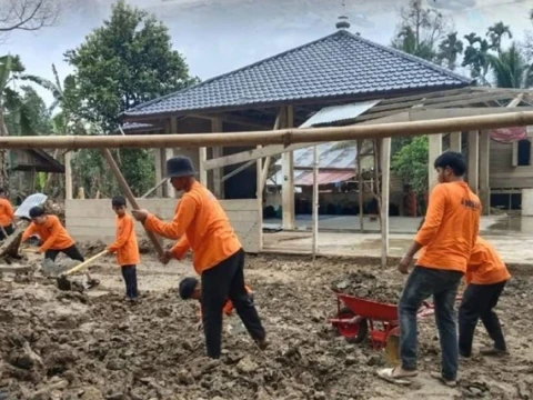 sambut-ramadhan,-150-relawan-nu-bersihkan-masjid-terdampak-banjir-di-aceh