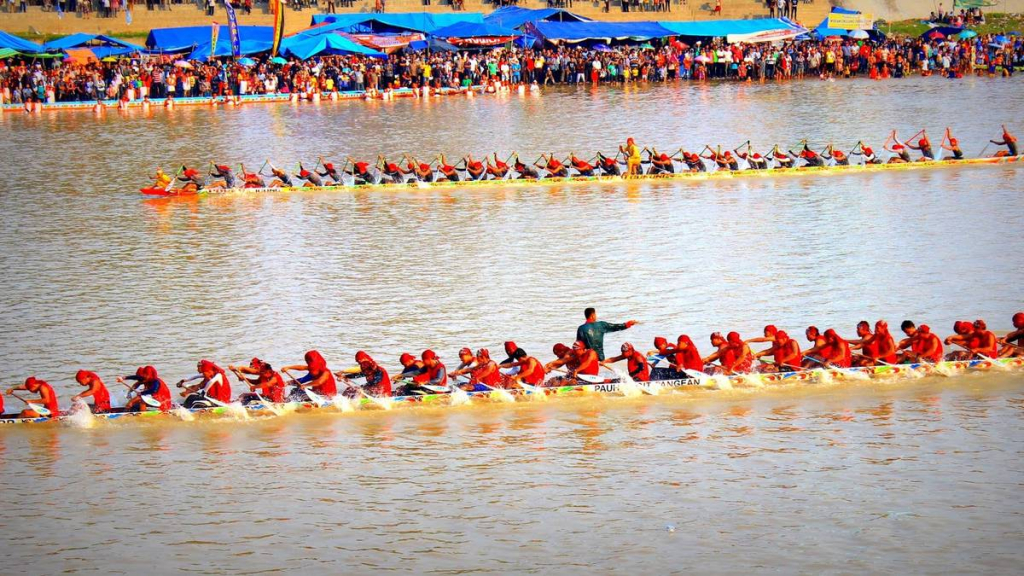 kabupaten-kuantan-singingi,-tempat-lahirnya-tradisi-pacu-jalur-yang-pernah-viral